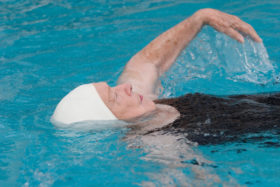 Rückenschwimmen, Seniorin im Wasser