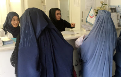 Gerade für Frauen und Kinder ist die Dewanbegi Klinik in Kabul ein wichtiger Anlaufpunkt – auch dank vieler Ernährungs- und Impfprogramme. Hausarzt Dr. Yahya Wardak unterstützt regelmäßig vor Ort. Seine größte Baustelle: die lückenlose Dokumentation.