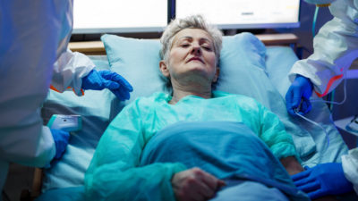 In der Corona-Pandemie droht die Situation, dass Intensivstationen nicht mehr alle Patienten aufnehmen können - und eine Auswahl treffen müssen. Menschen mit Behinderungen befürchten, im Zweifel aufgegeben zu werden. Das höchste deutsche Gericht hat nun dazu entschieden.