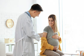 Schwangere Patientin beim Arzt