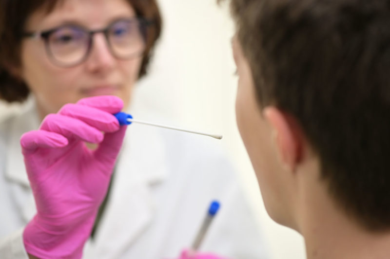 Die Laborärzte warnen davor, dass es zu Engpässen bei der Durchführung von PCR-Tests kommen könne. Jetzt schon seien die Labore nah an ihren Grenzen. 