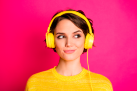 Frau mit Kopfhörern, Podcast