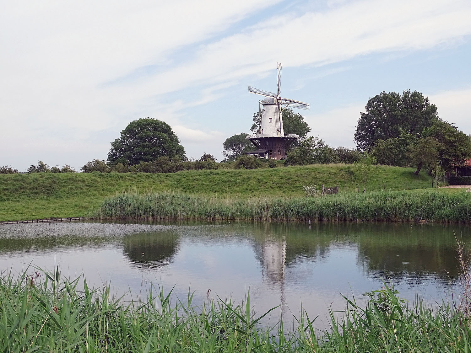Sieht man von Wind und Wetter ab, bieten unsere niederländischen Nachbarn ein vorbildliches Wegenetz für "Fietsen". Ein idealer Ausgangspunkt für unsere Radtour ist der kleine Ort Oostkapelle.