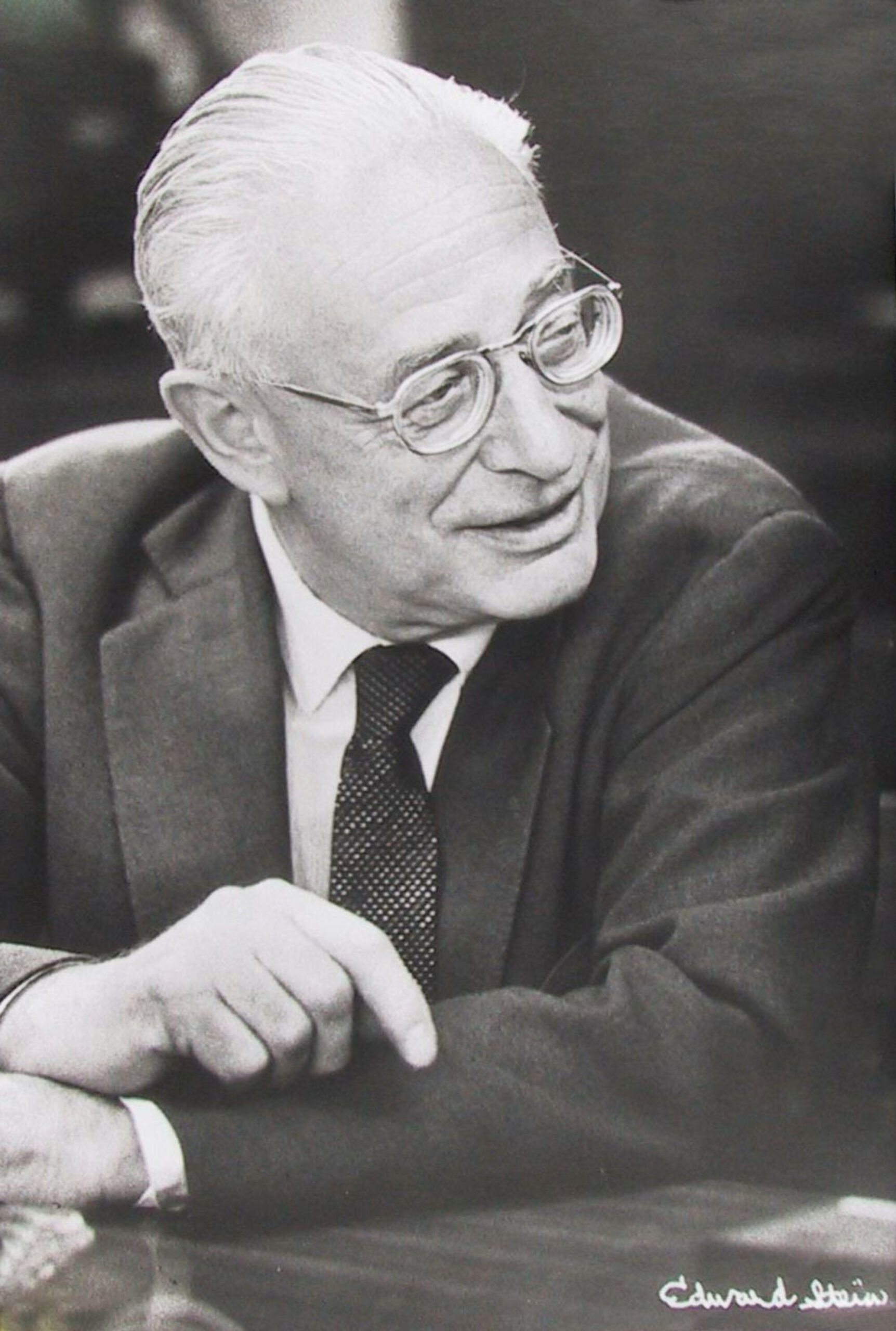 Vor 125 Jahren wurde Michael Balint geboren. Der ungarische Arzt und Psychoanalytiker wanderte 1939 nach England aus. 1950 installierte er in London die erste Fallkonferenz für praktische Ärzte – Kern der späteren Balintgruppen.