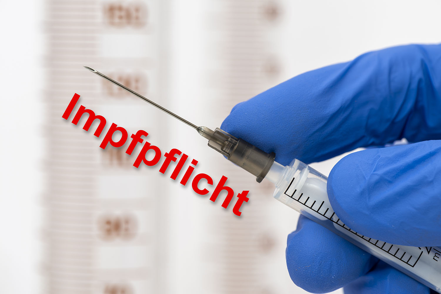 Bundesgesundheitsminister Karl Lauterbach plädiert für eine allgemeine Impfpflicht. Hausärztinnen und Hausärzte werden Menschen nicht gegen ihren Willen impfen, stellt DHÄV-Chef Ulrich Weigeldt derweil klar. 