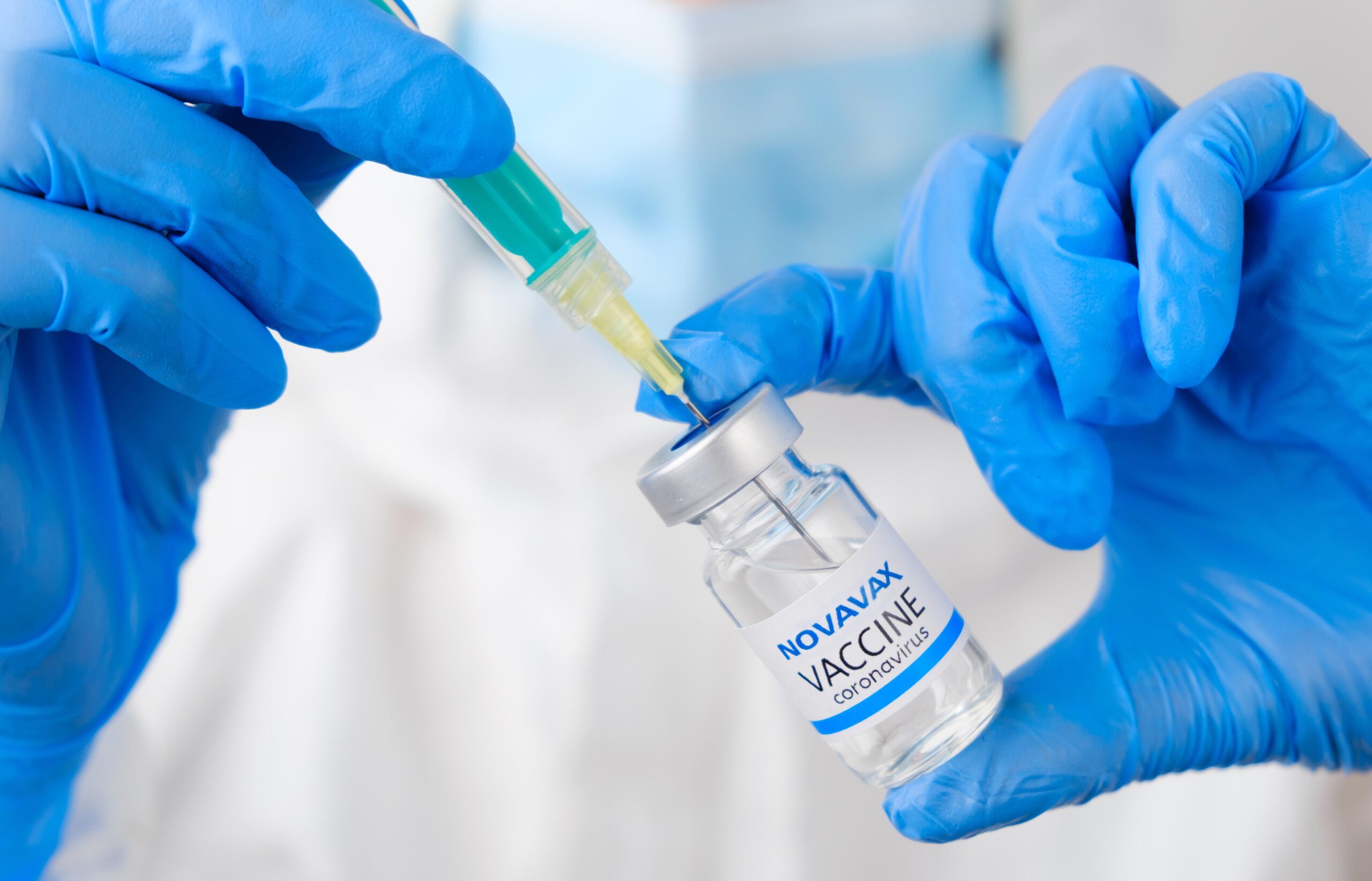 Spritze mit dem Novavax-Impfstoff wird aufgezogen